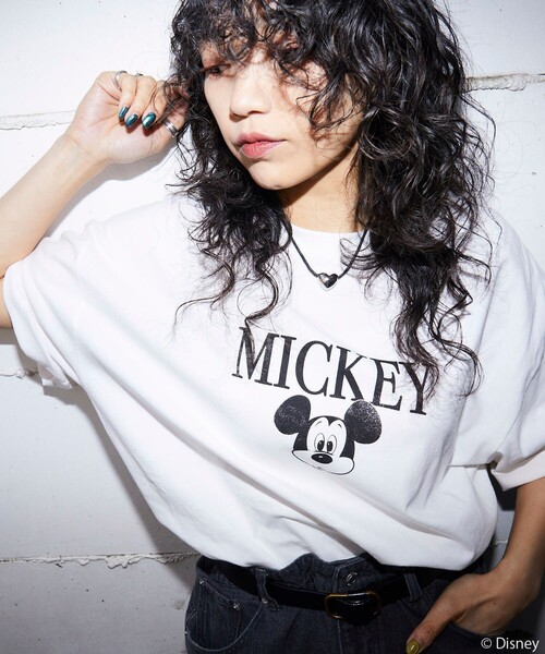 Disney(ディズニー)の「【DISNEY/ディズニー ミッキーマウス】 別注 ビッグシルエット フロントプリントTシャツ【限定展開】(Tシャツ/カットソー・メンズ・ホワイト/ホワイト×ブラック/ネイビー/ブラック・SMALL/MEDIUM/LARGE)」の2枚目の写真