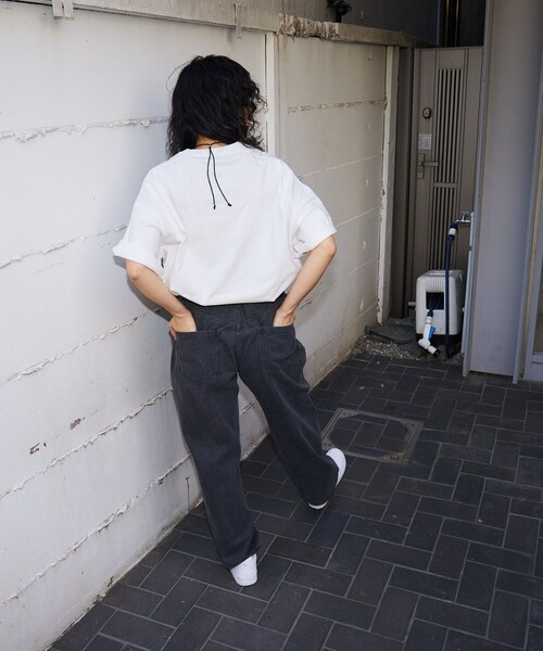 Disney(ディズニー)の「【DISNEY/ディズニー ミッキーマウス】 別注 ビッグシルエット フロントプリントTシャツ【限定展開】(Tシャツ/カットソー・メンズ・ホワイト/ホワイト×ブラック/ネイビー/ブラック・SMALL/MEDIUM/LARGE)」の5枚目の写真