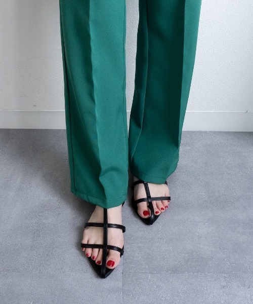 Fabby fabby（ファビィーファビィー）の「ネックベルトストラップフラットサンダル（サンダル・レディース・グリーン/オフホワイト/ブラック/イエロー/ベージュ/シルバー・MEDIUM/SMALL/LARGE）」の2枚目の写真