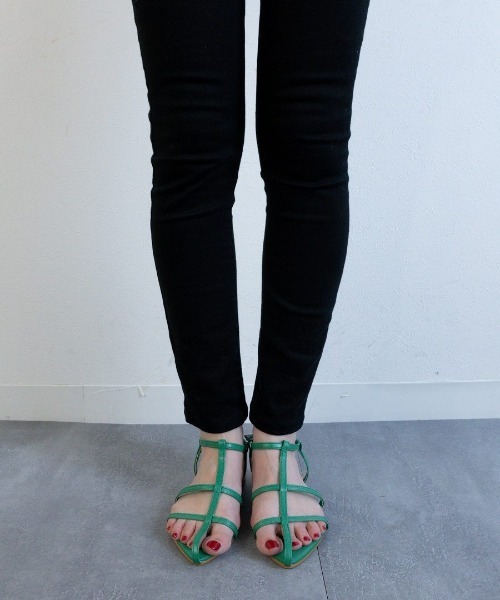 Fabby fabby（ファビィーファビィー）の「ネックベルトストラップフラットサンダル（サンダル・レディース・グリーン/オフホワイト/ブラック/イエロー/ベージュ/シルバー・MEDIUM/SMALL/LARGE）」の16枚目の写真