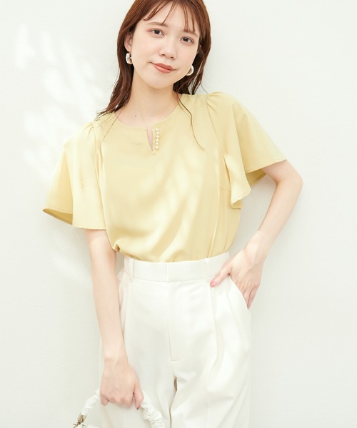 natural couture(ナチュラルクチュール)の「WEB限定 / パールスキッパーフレアスリーブブラウス(シャツ/ブラウス・レディース・イエロー/ピンクベージュ/ネイビー/ミント/オフホワイト・FREE)」の4枚目の写真
