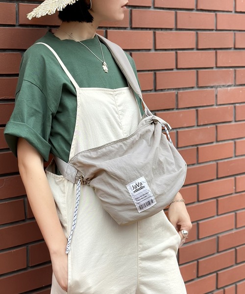 Java（ジャバ）の「《JaVa ジャバコラボ》トレンド＆収納力抜群。　2wayドロストミニショルダーバッグ（ショルダーバッグ・レディース・ブラック/グレー/ホワイト/シルバー・ONE SIZE）」の3枚目の写真