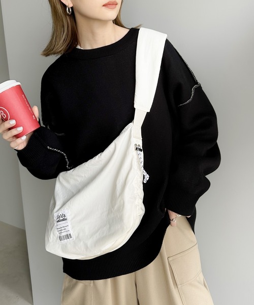 Java（ジャバ）の「《JaVa ジャバコラボ》トレンド＆収納力抜群。　2wayドロストミニショルダーバッグ（ショルダーバッグ・レディース・ブラック/グレー/ホワイト/シルバー・ONE SIZE）」の8枚目の写真