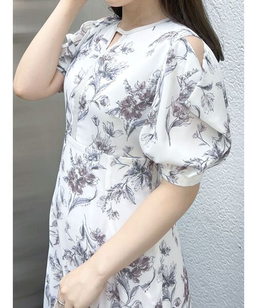 MERCURYDUO（マーキュリーデュオ）の「フラワープリントエスカルゴワンピース（ワンピース・レディース・アイボリー/ライトグレー/ネイビー・SMALL/MEDIUM）」の3枚目の写真