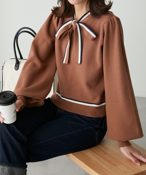 BONLECILL（ボンルシール）の「トリコロール袖ボリュームボウタイニットプルオーバー（ニット/セーター・レディース・キャメル/ネイビー/レッド/アイボリー・FREE）」の3枚目の写真