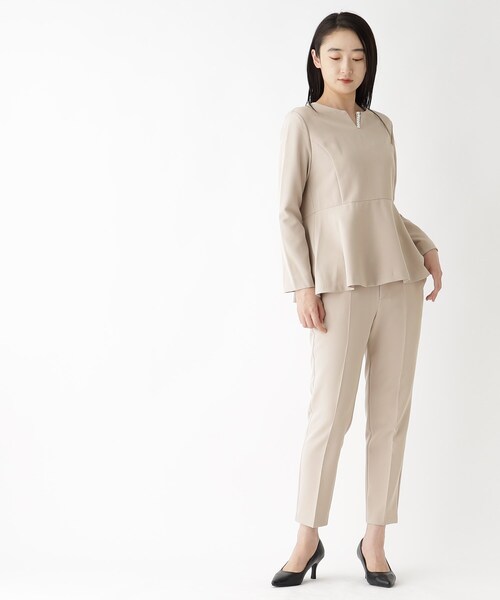 OPAQUE.CLIP（オペークドットクリップ）の「◆≪オケージョン／セットアップ対応≫ パール調ボタン付きペプラムブラウス【洗濯機洗い可／イージケア】（シャツ/ブラウス・レディース・ライトベージュ/ブルー系その他・40/38/42/36）」の9枚目の写真