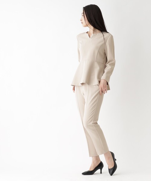 OPAQUE.CLIP（オペークドットクリップ）の「◆≪オケージョン／セットアップ対応≫ パール調ボタン付きペプラムブラウス【洗濯機洗い可／イージケア】（シャツ/ブラウス・レディース・ライトベージュ/ブルー系その他・40/38/42/36）」の10枚目の写真