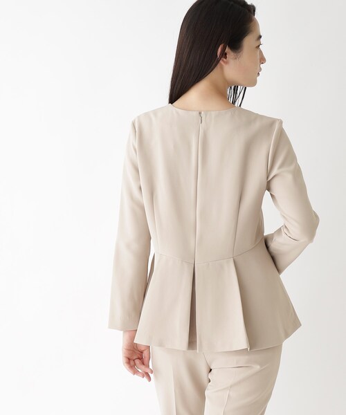 OPAQUE.CLIP（オペークドットクリップ）の「◆≪オケージョン／セットアップ対応≫ パール調ボタン付きペプラムブラウス【洗濯機洗い可／イージケア】（シャツ/ブラウス・レディース・ライトベージュ/ブルー系その他・40/38/42/36）」の12枚目の写真