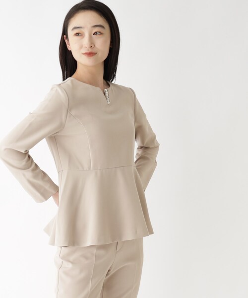 OPAQUE.CLIP（オペークドットクリップ）の「◆≪オケージョン／セットアップ対応≫ パール調ボタン付きペプラムブラウス【洗濯機洗い可／イージケア】（シャツ/ブラウス・レディース・ライトベージュ/ブルー系その他・40/38/42/36）」の14枚目の写真