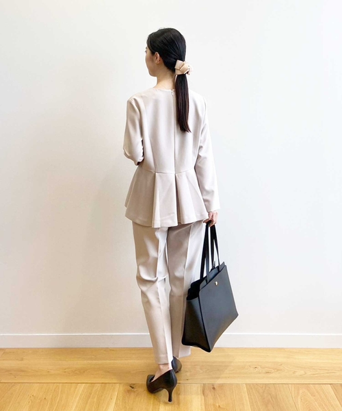 OPAQUE.CLIP（オペークドットクリップ）の「◆≪オケージョン／セットアップ対応≫ パール調ボタン付きペプラムブラウス【洗濯機洗い可／イージケア】（シャツ/ブラウス・レディース・ライトベージュ/ブルー系その他・40/38/42/36）」の17枚目の写真