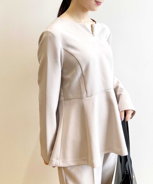 OPAQUE.CLIP（オペークドットクリップ）の「◆≪オケージョン／セットアップ対応≫ パール調ボタン付きペプラムブラウス【洗濯機洗い可／イージケア】（シャツ/ブラウス・レディース・ライトベージュ/ブルー系その他・40/38/42/36）」の19枚目の写真