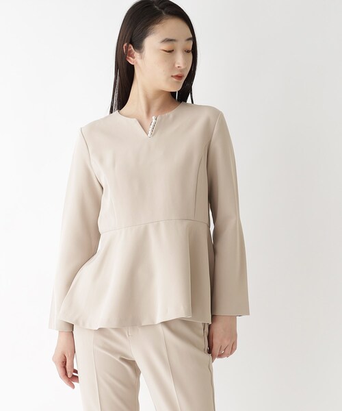 OPAQUE.CLIP（オペークドットクリップ）の「◆≪オケージョン／セットアップ対応≫ パール調ボタン付きペプラムブラウス【洗濯機洗い可／イージケア】（シャツ/ブラウス・レディース・ライトベージュ/ブルー系その他・40/38/42/36）」の7枚目の写真