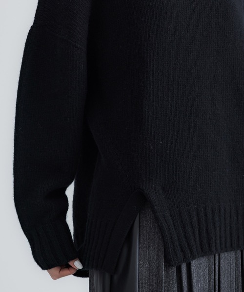 UNITED TOKYO（ユナイテッドトウキョウ）の「スリットボリュームタートルニット｜軽量/保温/保湿（ニット/セーター・レディース・グレー/オレンジ/ブラック/オフホワイト/インディゴブルー・FREE）」の20枚目の写真