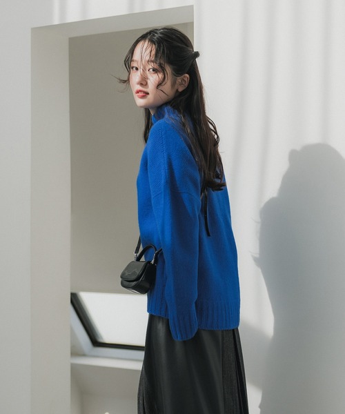 UNITED TOKYO（ユナイテッドトウキョウ）の「スリットボリュームタートルニット｜軽量/保温/保湿（ニット/セーター・レディース・グレー/オレンジ/ブラック/オフホワイト/インディゴブルー・FREE）」の16枚目の写真