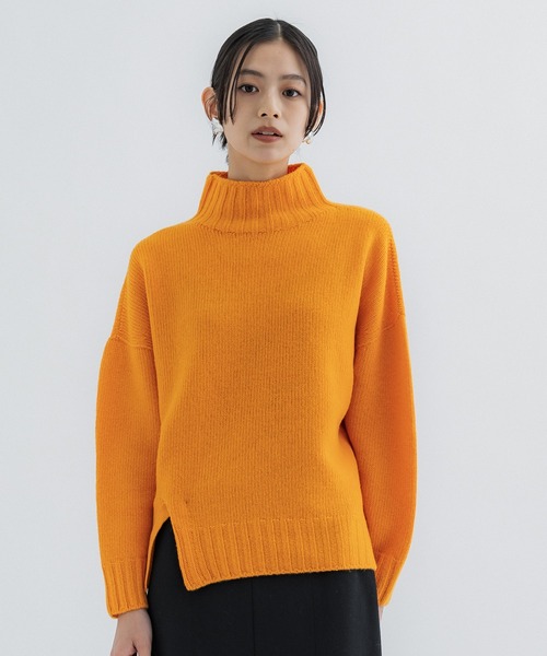 UNITED TOKYO（ユナイテッドトウキョウ）の「スリットボリュームタートルニット｜軽量/保温/保湿（ニット/セーター・レディース・グレー/オレンジ/ブラック/オフホワイト/インディゴブルー・FREE）」の11枚目の写真