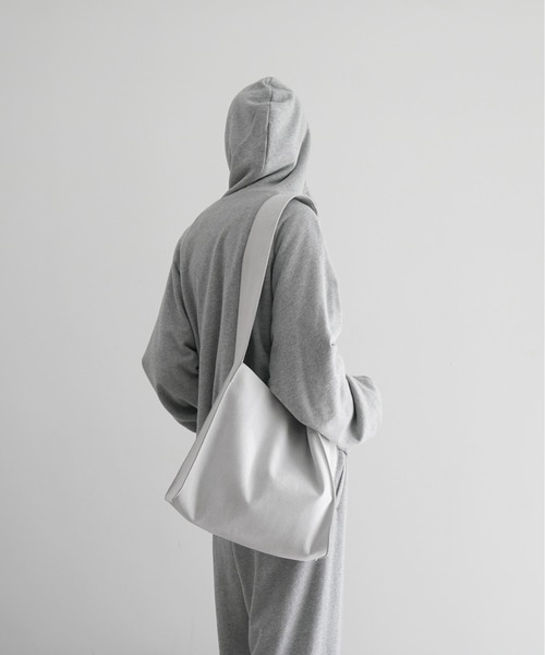 KAIKO(カイコー)の「KAIKO Ultrasuede shoulder bag(ショルダーバッグ・メンズ・ホワイト/ベージュ/ブラック・ONE SIZE)」の16枚目の写真