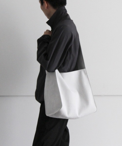 KAIKO(カイコー)の「KAIKO Ultrasuede shoulder bag(ショルダーバッグ・メンズ・ホワイト/ベージュ/ブラック・ONE SIZE)」の21枚目の写真