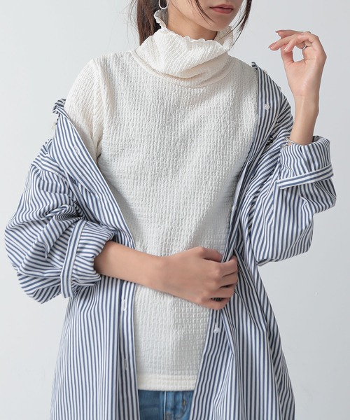and it_（アンドイット）の「カットシャーリングメロータートル長袖Tシャツ（Tシャツ/カットソー・レディース・グレイッシュベージュ/アイボリー/ブラック・M）」の2枚目の写真
