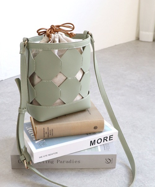 MIAN （ミアン）の「パネル切替ミニショルダーバッグ（ショルダーバッグ・レディース・ミント/ブラック/アイボリー・FREE）」の13枚目の写真