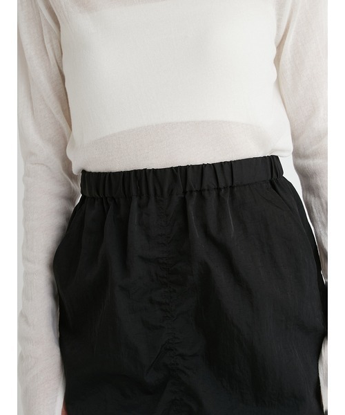 emmi(エミ)の「【emmi atelier】ナイロンストレートシルエットスカート(スカート・レディース・アイボリー/パープル/ブラック・0/1)」の16枚目の写真