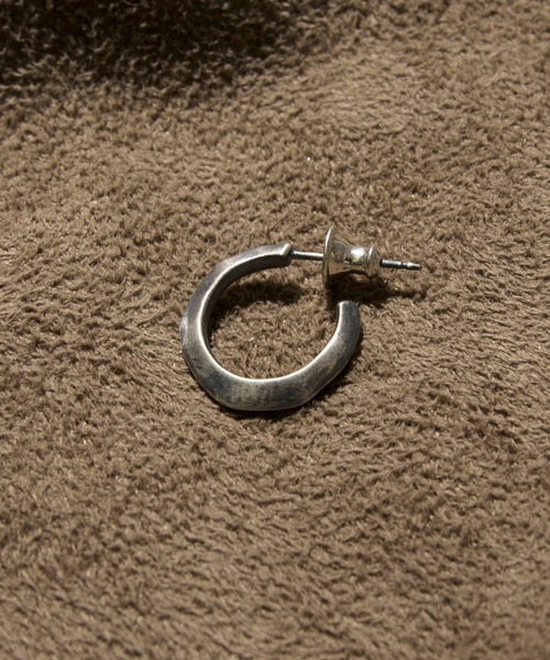 GILD(ギルド)の「GILD ギルド / Undulate hoop pierce_medium シルバー925 フープピアス / G211-PC02(ピアス(片耳用)・メンズ・シルバー/ゴールド/プラチナム・FREE)」の4枚目の写真