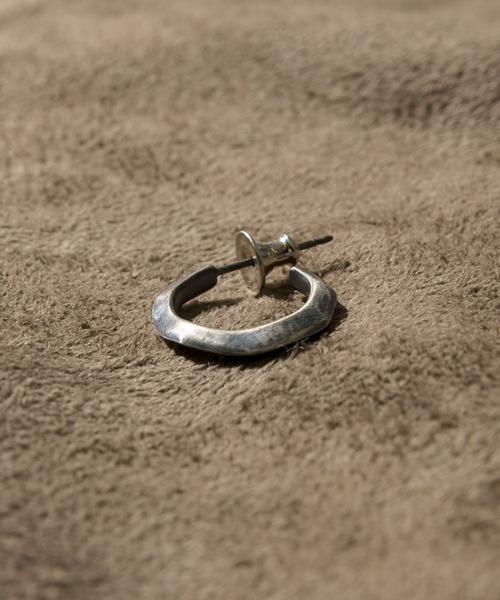 GILD(ギルド)の「GILD ギルド / Undulate hoop pierce_medium シルバー925 フープピアス / G211-PC02(ピアス(片耳用)・メンズ・シルバー/ゴールド/プラチナム・FREE)」の5枚目の写真