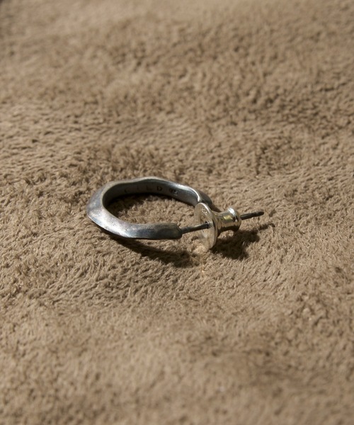 GILD(ギルド)の「GILD ギルド / Undulate hoop pierce_medium シルバー925 フープピアス / G211-PC02(ピアス(片耳用)・メンズ・シルバー/ゴールド/プラチナム・FREE)」の6枚目の写真