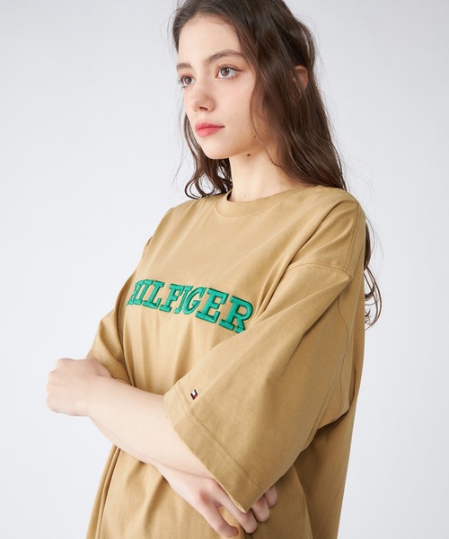 モノタイプエンブロイドアーカイブTシャツ TOMMY HILFIGER（トミーヒルフィガー）の「モノタイプエンブ