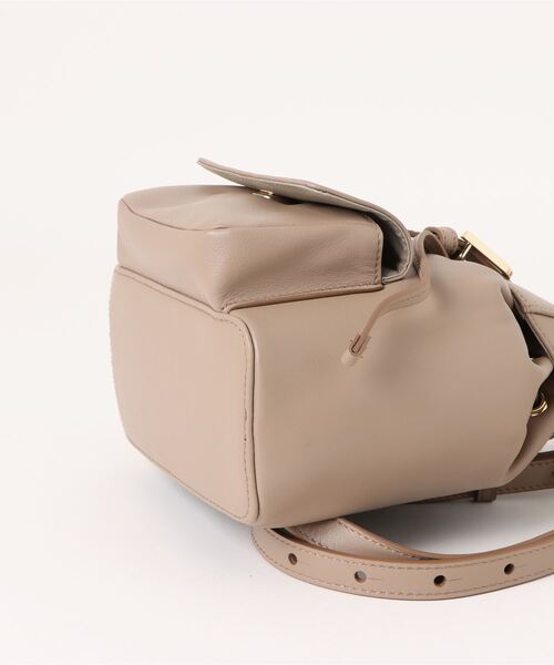 FURLA（フルラ）の「FURLA FLOW MINI BACKPACK（バックパック/リュック・レディース・グレイッシュベージュ・ONE SIZE）」の3枚目の写真