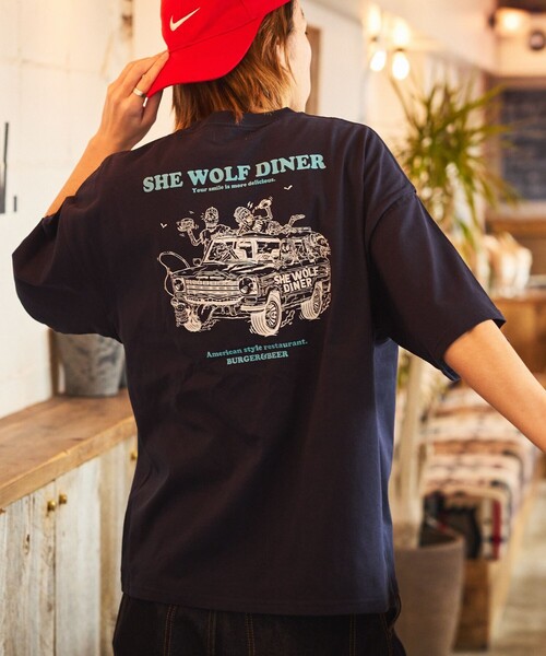 FREAK'S STORE（フリークスストア）の「限定展開 SHE WOLF DINER×FREAK'S STORE/シーウルフダイナー 別注 ビッグシルエット バックプリントTシャツ/CAR（Tシャツ/カットソー・メンズ・アッシュグレー/ネイビー/スミクロ/ホワイト・MEDIUM/SMALL/LARGE）」の4枚目の写真