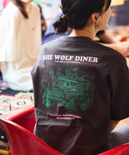 FREAK'S STORE（フリークスストア）の「限定展開 SHE WOLF DINER×FREAK'S STORE/シーウルフダイナー 別注 ビッグシルエット バックプリントTシャツ/CAR（Tシャツ/カットソー・メンズ・アッシュグレー/ネイビー/スミクロ/ホワイト・MEDIUM/SMALL/LARGE）」の2枚目の写真
