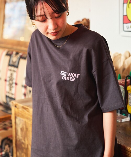 FREAK'S STORE（フリークスストア）の「限定展開 SHE WOLF DINER×FREAK'S STORE/シーウルフダイナー 別注 ビッグシルエット バックプリントTシャツ/CAR（Tシャツ/カットソー・メンズ・アッシュグレー/ネイビー/スミクロ/ホワイト・MEDIUM/SMALL/LARGE）」の18枚目の写真
