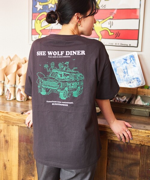 FREAK'S STORE（フリークスストア）の「限定展開 SHE WOLF DINER×FREAK'S STORE/シーウルフダイナー 別注 ビッグシルエット バックプリントTシャツ/CAR（Tシャツ/カットソー・メンズ・アッシュグレー/ネイビー/スミクロ/ホワイト・MEDIUM/SMALL/LARGE）」の19枚目の写真