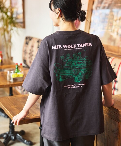 FREAK'S STORE（フリークスストア）の「限定展開 SHE WOLF DINER×FREAK'S STORE/シーウルフダイナー 別注 ビッグシルエット バックプリントTシャツ/CAR（Tシャツ/カットソー・メンズ・アッシュグレー/ネイビー/スミクロ/ホワイト・MEDIUM/SMALL/LARGE）」の20枚目の写真