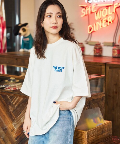FREAK'S STORE（フリークスストア）の「限定展開 SHE WOLF DINER×FREAK'S STORE/シーウルフダイナー 別注 ビッグシルエット バックプリントTシャツ/CAR（Tシャツ/カットソー・メンズ・アッシュグレー/ネイビー/スミクロ/ホワイト・MEDIUM/SMALL/LARGE）」の22枚目の写真