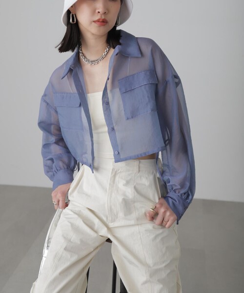 FREE'S MART(フリーズマート)の「◆裾ドロストショート丈シアーシャツ(シャツ/ブラウス・レディース・ブラック/ピンク/ホワイト/ブルー・FREE)」の3枚目の写真