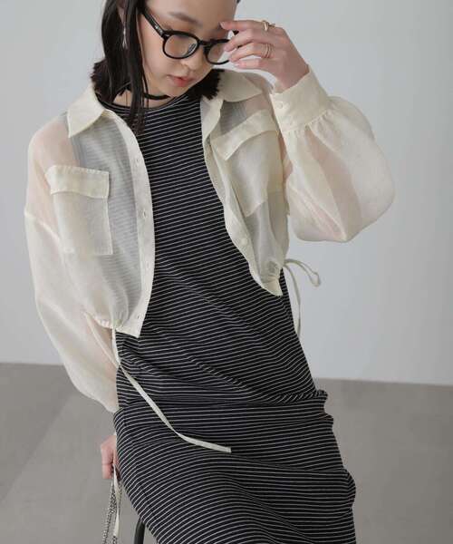 FREE'S MART(フリーズマート)の「◆裾ドロストショート丈シアーシャツ(シャツ/ブラウス・レディース・ブラック/ピンク/ホワイト/ブルー・FREE)」の6枚目の写真