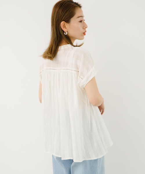 URBAN RESEARCH Sonny Label(アーバンリサーチサニーレーベル)の「『WEB限定』楊柳ドビーギャザーブラウス(シャツ/ブラウス・レディース・レッド/オフホワイト/ブルー系その他/ブラック・FREE)」の19枚目の写真