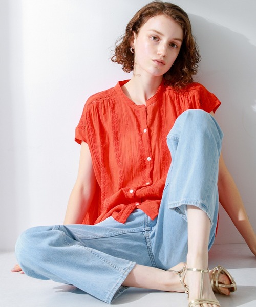 URBAN RESEARCH Sonny Label(アーバンリサーチサニーレーベル)の「『WEB限定』楊柳ドビーギャザーブラウス(シャツ/ブラウス・レディース・レッド/オフホワイト/ブルー系その他/ブラック・FREE)」の4枚目の写真