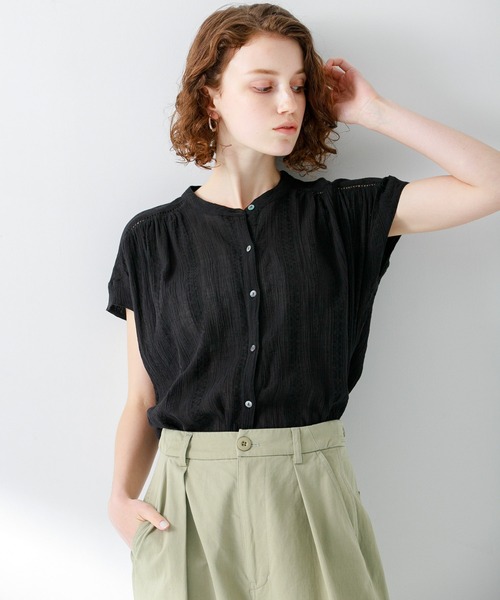 URBAN RESEARCH Sonny Label(アーバンリサーチサニーレーベル)の「『WEB限定』楊柳ドビーギャザーブラウス(シャツ/ブラウス・レディース・レッド/オフホワイト/ブルー系その他/ブラック・FREE)」の2枚目の写真