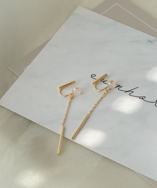 colleca la(コレカラ)の「ノンホール・ショートバー×チェーンのイヤリング(イヤリング・レディース・シルバー/ゴールド・FREE)」の2枚目の写真