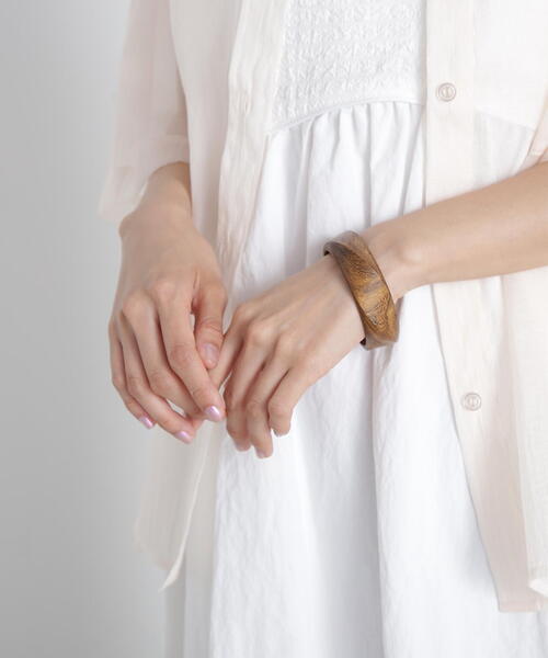 N.（N. Natural Beauty Basic）（エヌエヌナチュラルビューティーベーシック）の「変形ウッドバングル（バングル/リストバンド・レディース・ブラウン・FREE）」の3枚目の写真