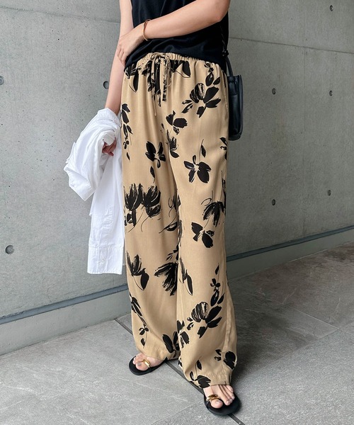 andme（アンドミー）の「花柄リラックスワイドパンツ（その他パンツ