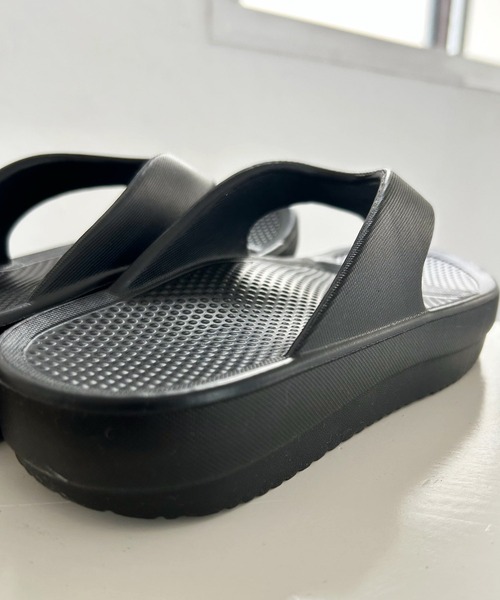 SOROTTO（ソロット）の「超軽量！厚底ビーチサンダル/EVA素材クッションサンダル（サンダル・レディース・ブラック・37-38/35-36/40-41/39-40）」の5枚目の写真