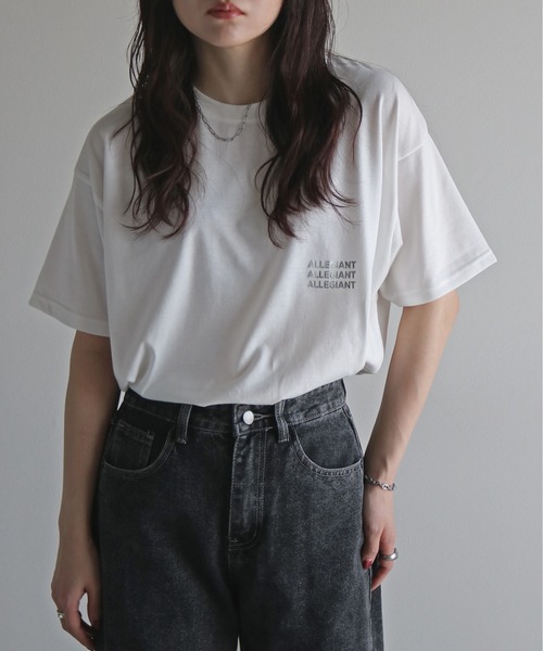COURO(コウロ)の「箔ロゴプリントTシャツ(Tシャツ/カットソー・レディース・ホワイト系/ホワイト系1/ホワイト系2/ホワイト系3/ホワイト系4/ホワイト系5/ホワイト系6/ホワイト系7/ブラック系/ブラック系1/ブラック系2/ブラック系3/ブラック系4/ブラック系5/ブラック系6/ブラック系7・FREE)」の3枚目の写真