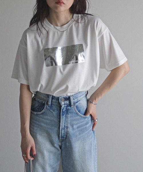 COURO(コウロ)の「箔ロゴプリントTシャツ(Tシャツ/カットソー・レディース・ホワイト系/ホワイト系1/ホワイト系2/ホワイト系3/ホワイト系4/ホワイト系5/ホワイト系6/ホワイト系7/ブラック系/ブラック系1/ブラック系2/ブラック系3/ブラック系4/ブラック系5/ブラック系6/ブラック系7・FREE)」の5枚目の写真
