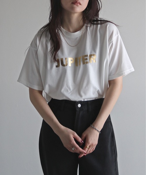 COURO(コウロ)の「箔ロゴプリントTシャツ(Tシャツ/カットソー・レディース・ホワイト系/ホワイト系1/ホワイト系2/ホワイト系3/ホワイト系4/ホワイト系5/ホワイト系6/ホワイト系7/ブラック系/ブラック系1/ブラック系2/ブラック系3/ブラック系4/ブラック系5/ブラック系6/ブラック系7・FREE)」の1枚目の写真