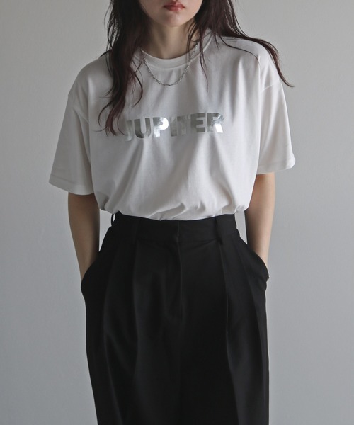 COURO(コウロ)の「箔ロゴプリントTシャツ(Tシャツ/カットソー・レディース・ホワイト系/ホワイト系1/ホワイト系2/ホワイト系3/ホワイト系4/ホワイト系5/ホワイト系6/ホワイト系7/ブラック系/ブラック系1/ブラック系2/ブラック系3/ブラック系4/ブラック系5/ブラック系6/ブラック系7・FREE)」の6枚目の写真