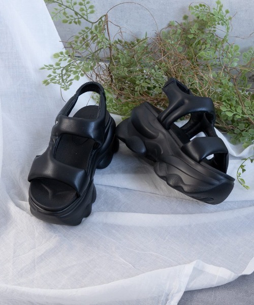 Fabby fabby(ファビィーファビィー)の「厚底パフィーサイドベルトサンダル(サンダル・レディース・ブラック・MEDIUM/LARGE/SMALL)」の1枚目の写真