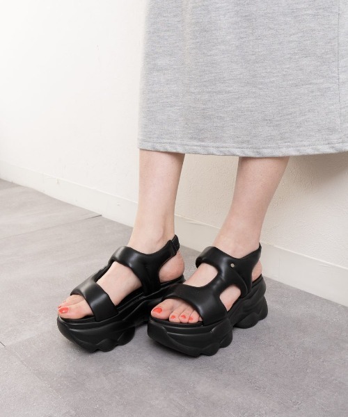 Fabby fabby(ファビィーファビィー)の「厚底パフィーサイドベルトサンダル(サンダル・レディース・ブラック・MEDIUM/LARGE/SMALL)」の3枚目の写真